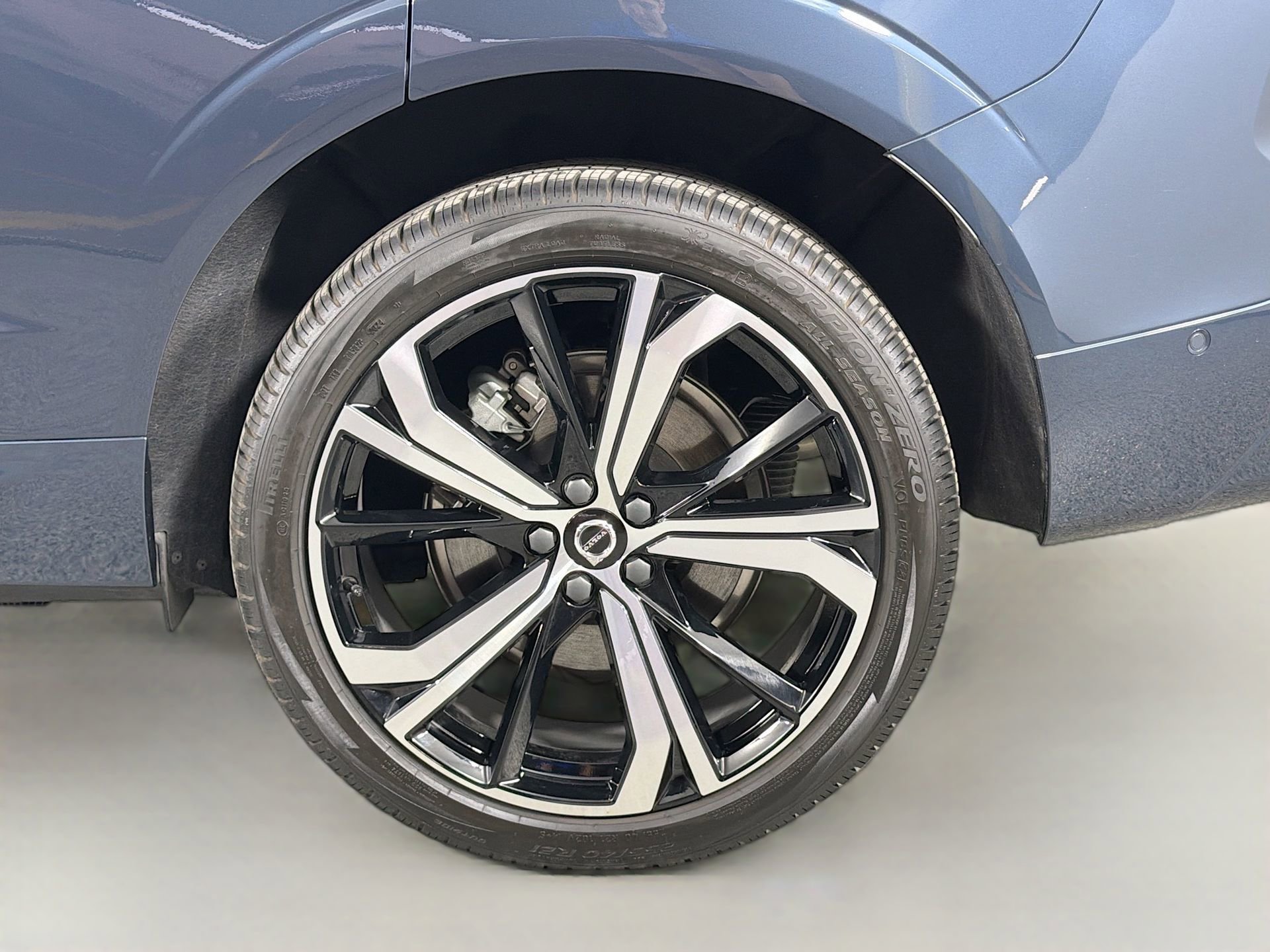 Certified 2025 Volvo XC60 B5 Ultra w/ Protection Package Premier image 32