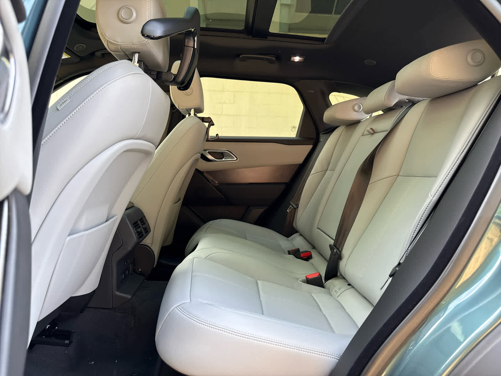 New 2026 Land Rover Range Rover Velar Dynamic SE image 16