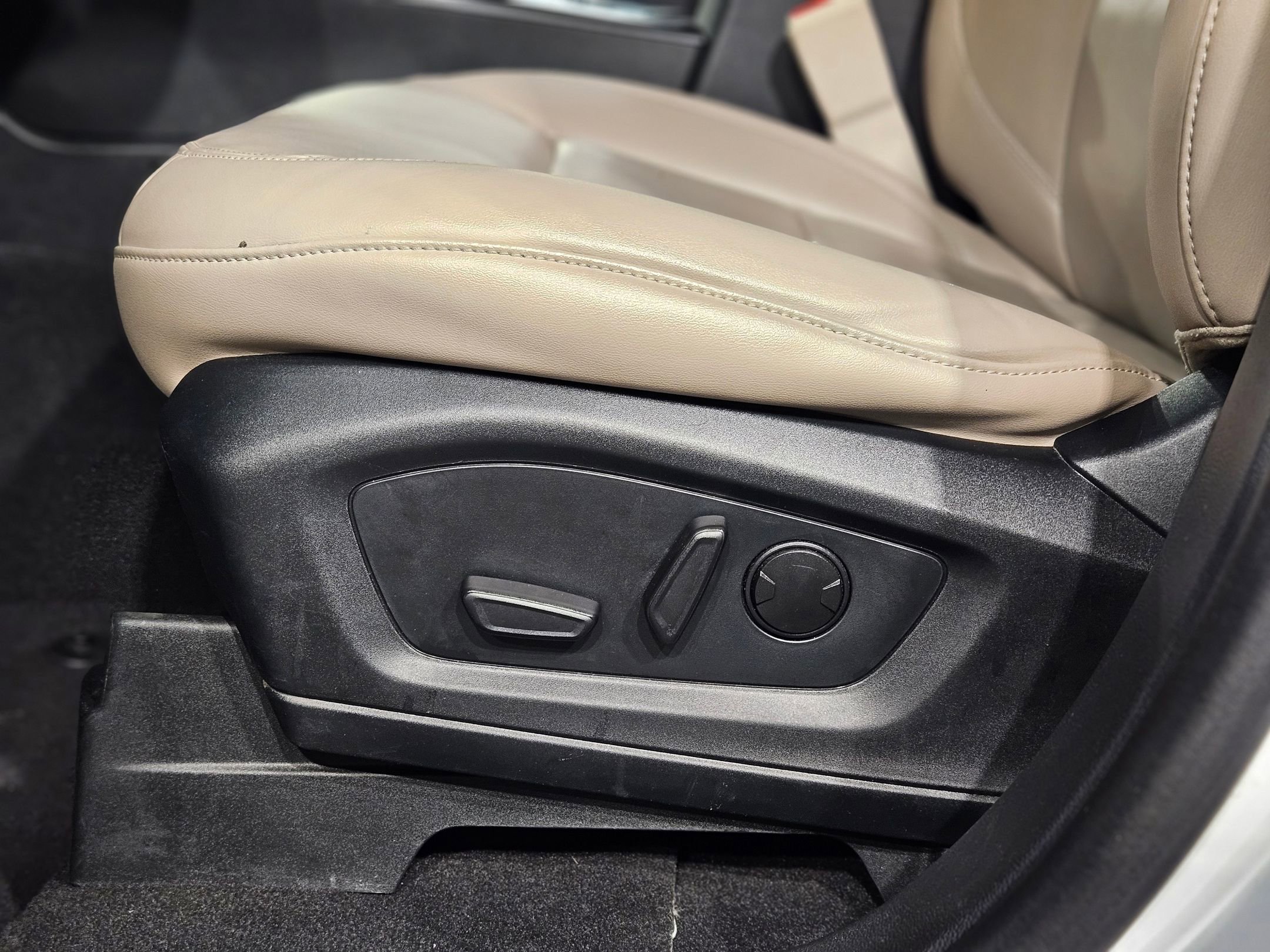 Used 2023 Ford Explorer XLT w/ Equipment Group 202A image 23