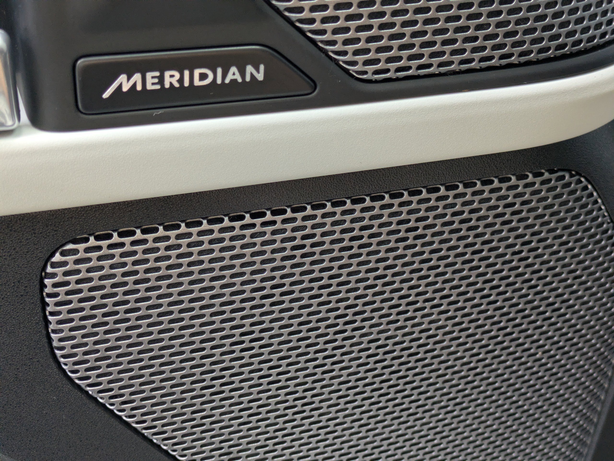 Used 2024 Land Rover Defender 110 SE image 25