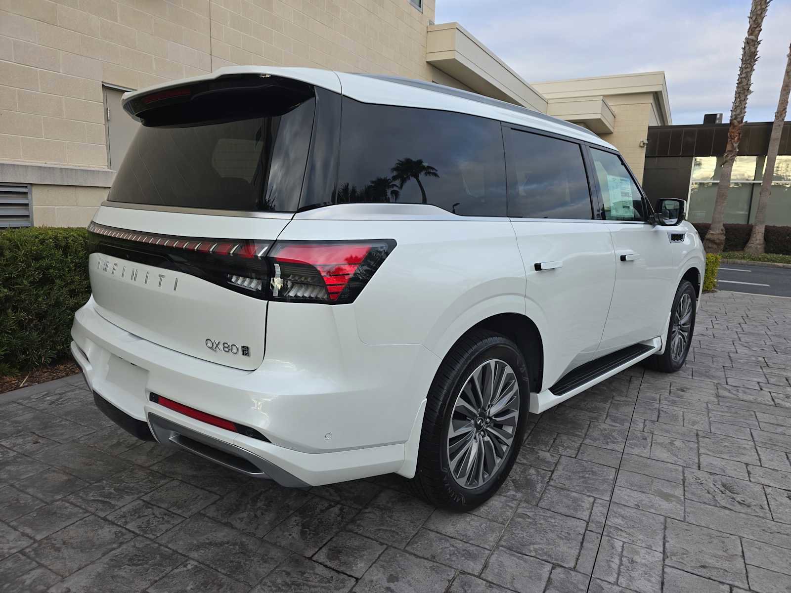 New 2026 INFINITI QX80 Luxe w/ Cargo Package image 3