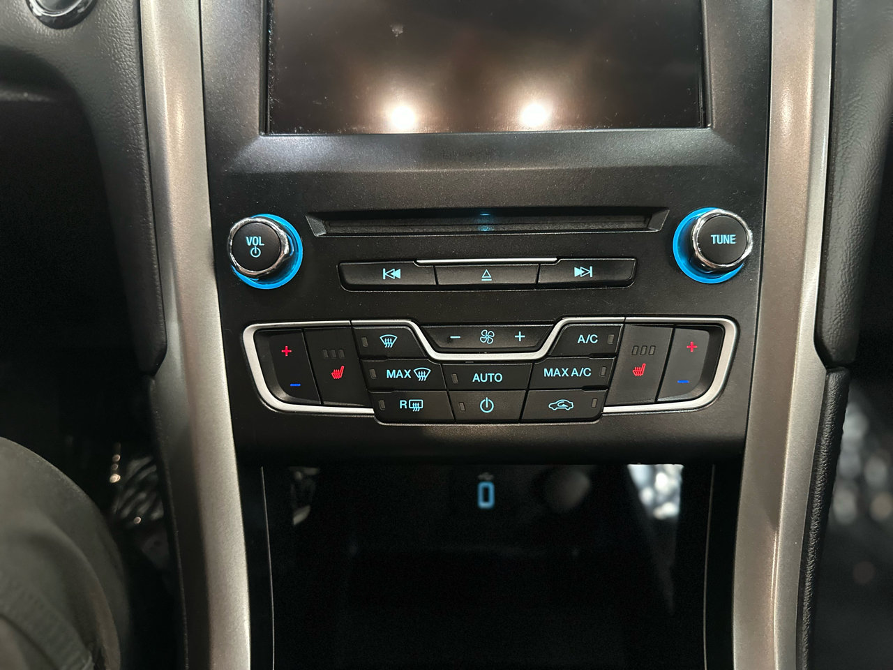 Used 2017 Ford Fusion SE w/ Fusion SE Technology Package image 19