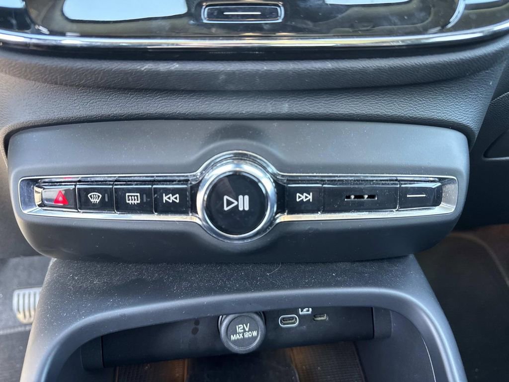 Used 2024 Volvo XC40 B5 Plus image 44