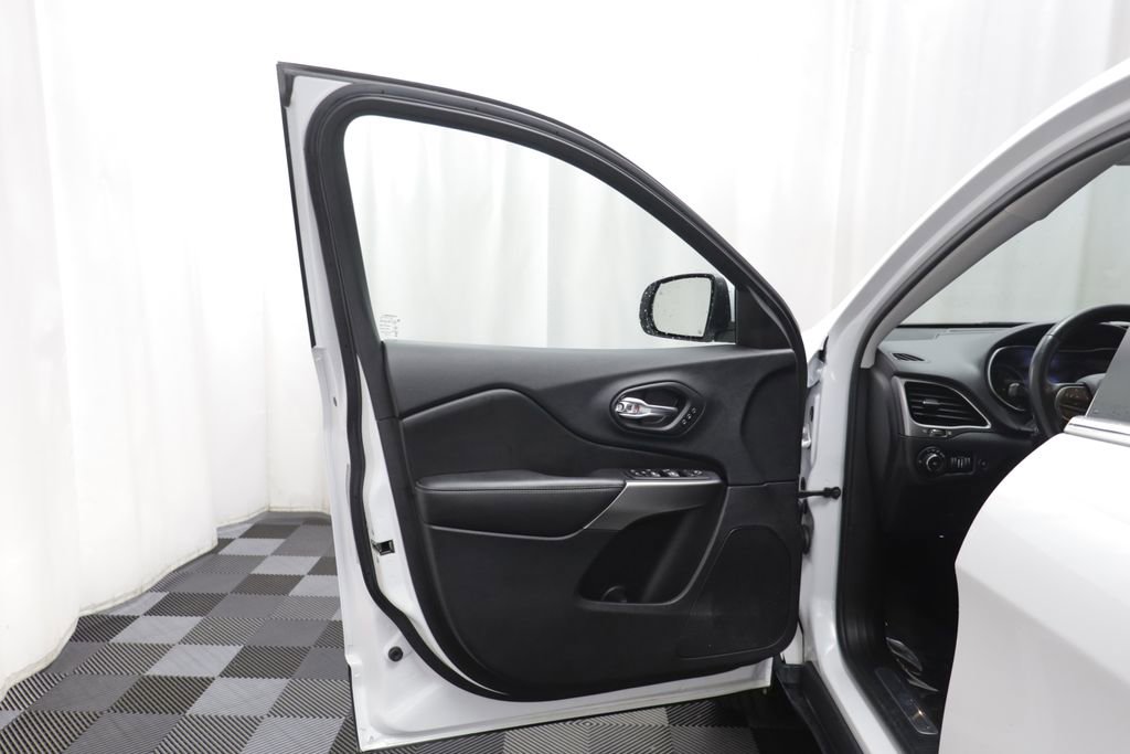 Used 2020 Jeep Cherokee Limited w/ Advanced Safety Group AWD/4WD image 4
