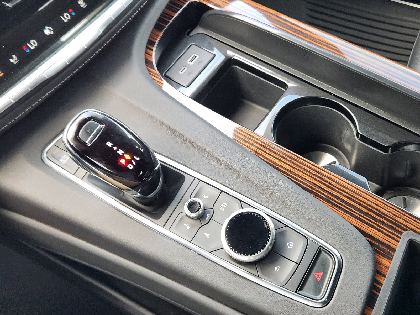 Certified 2024 Cadillac Escalade ESV Luxury RWD image 17