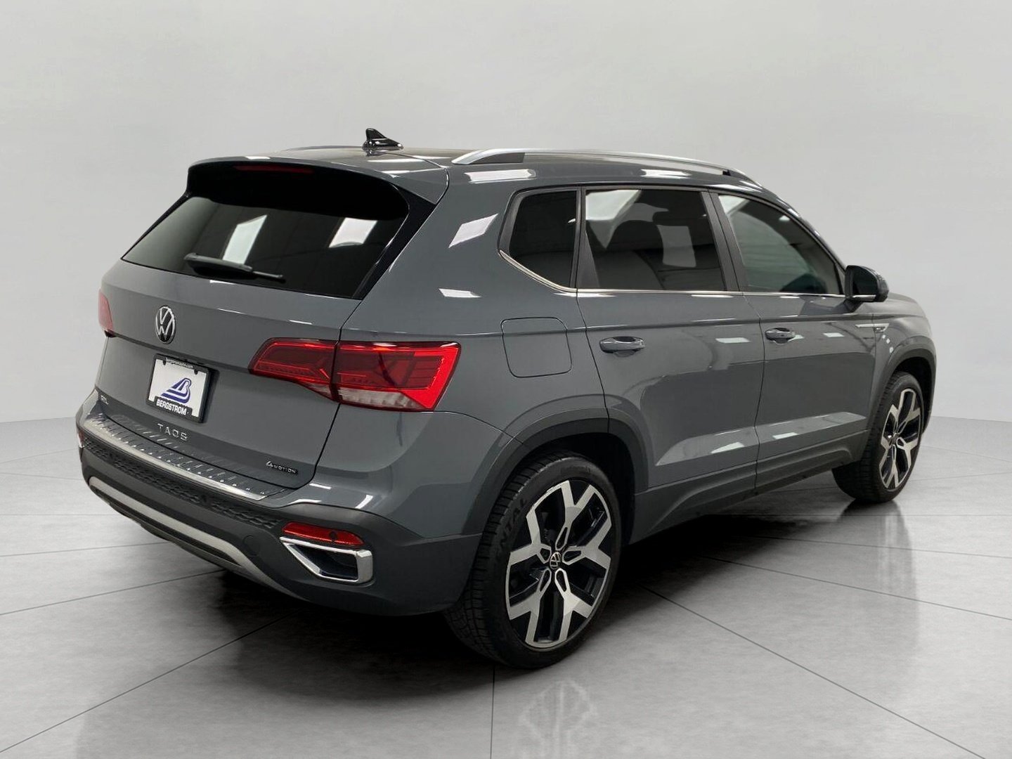 Used 2022 Volkswagen Taos SEL w/ Panoramic Sunroof Package AWD/4WD image 4