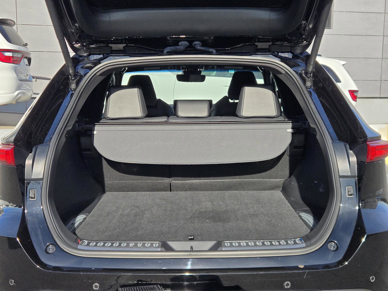 Used 2024 Toyota Venza XLE image 27