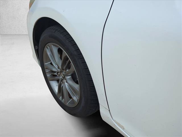 Used 2016 Toyota Camry SE w/ Moonroof Package FWD image 10