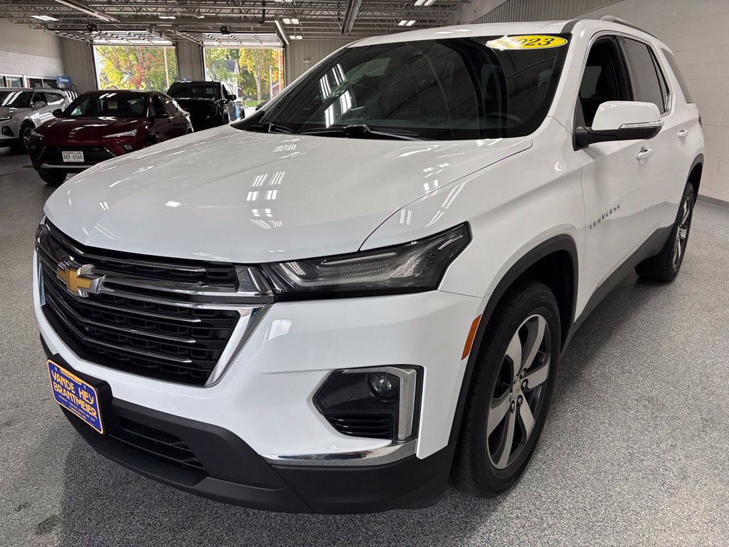 Used 2023 Chevrolet Traverse LT w/ LT Premium Package AWD/4WD image 3