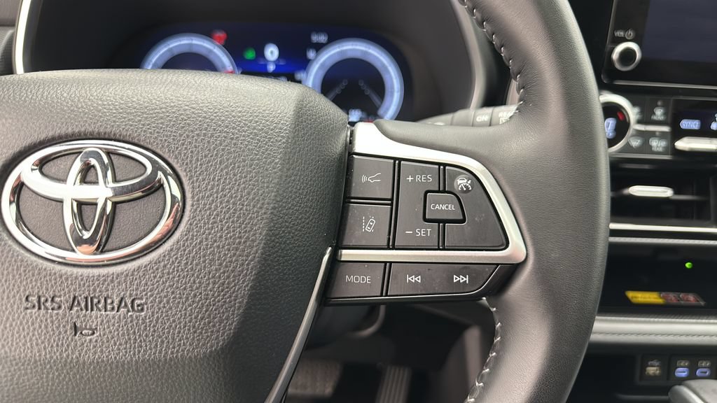 Used 2025 Toyota Highlander Limited AWD/4WD image 19