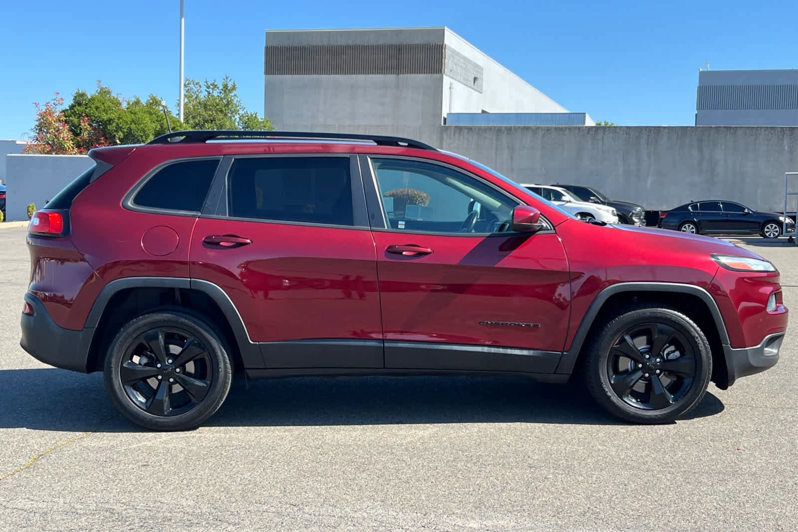 Used 2018 Jeep Cherokee Latitude w/ Altitude Package FWD image 6