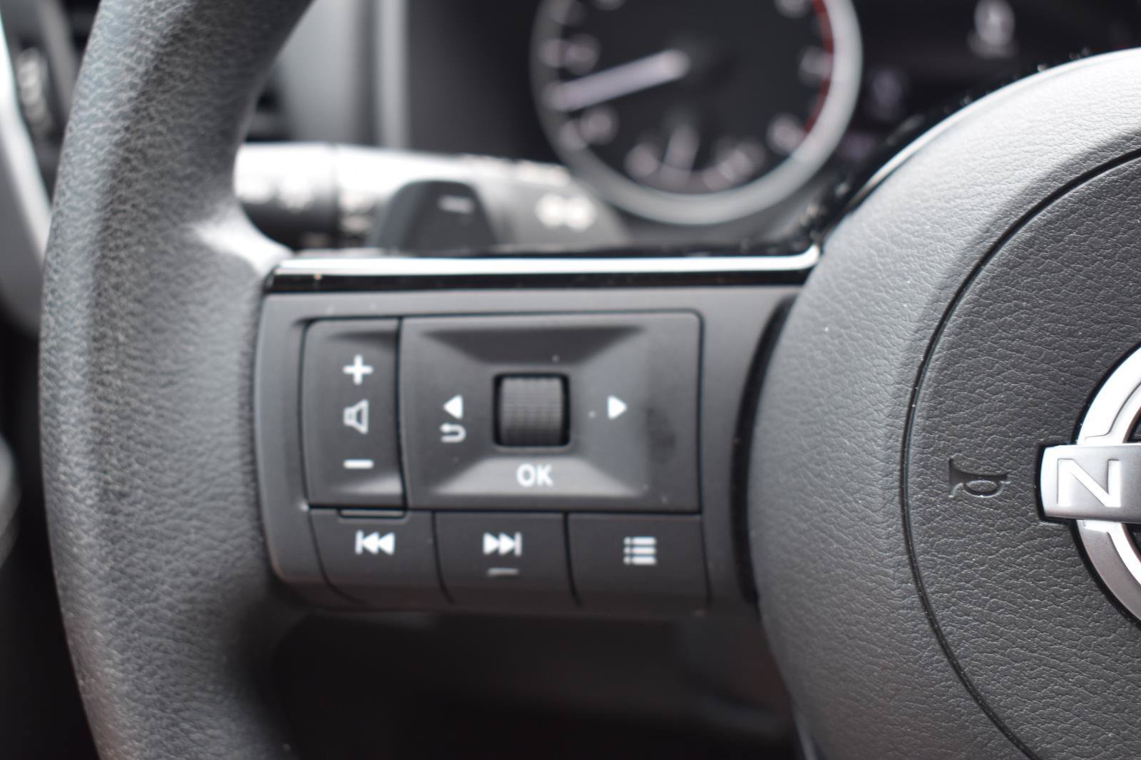 Used 2023 Nissan Rogue SV FWD image 30