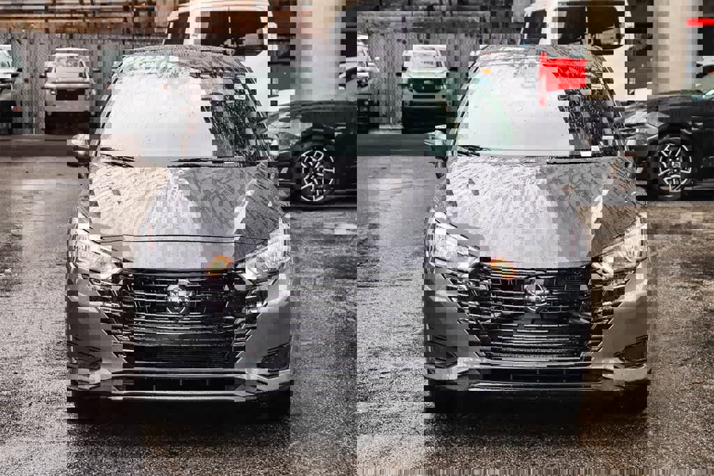 Used 2023 Nissan Versa SV image 2