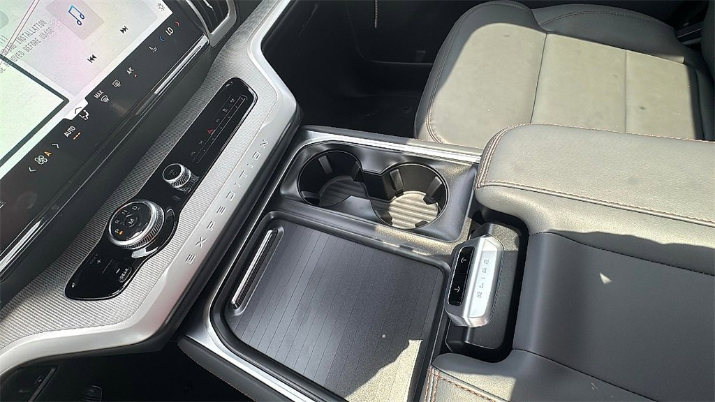 New 2025 Ford Expedition Active image 17