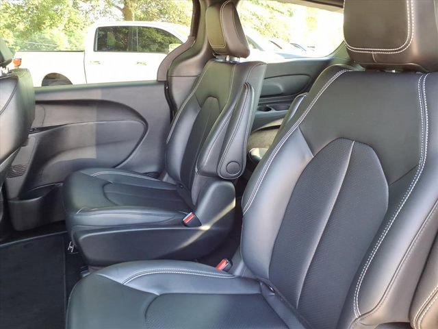 Used 2024 Chrysler Pacifica Limited image 6