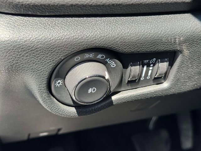 Used 2024 Chrysler Pacifica Limited FWD image 21