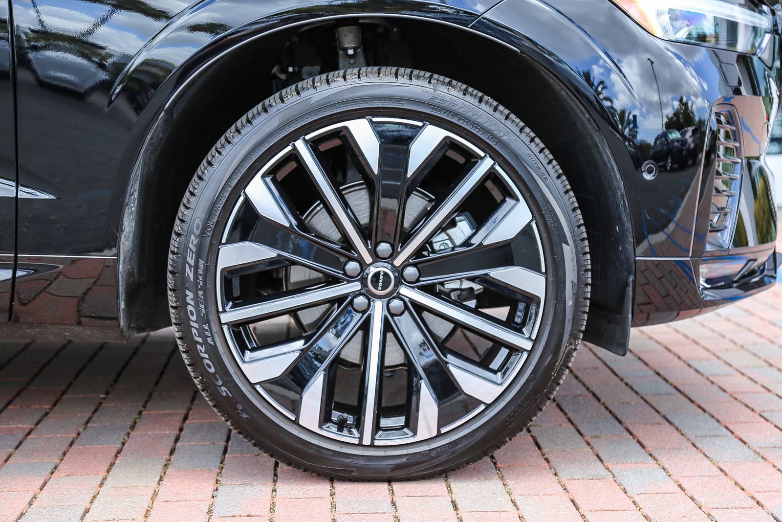 Certified 2026 Volvo XC60 B5 Ultra w/ Climate Package PRO AWD/4WD image 11