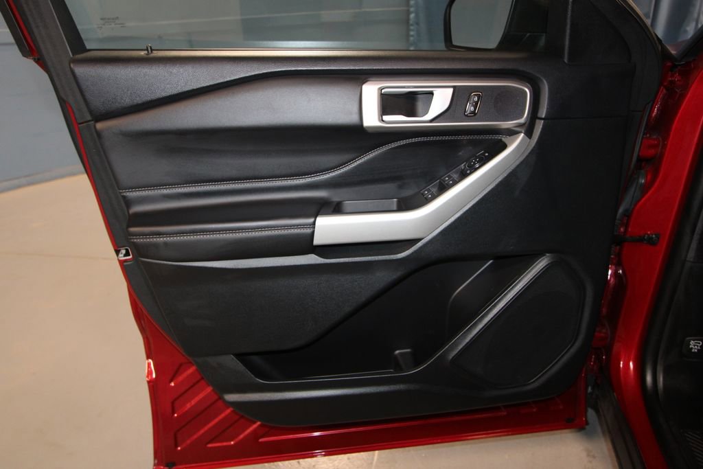 Used 2023 Ford Explorer XLT w/ Equipment Group 202A image 5