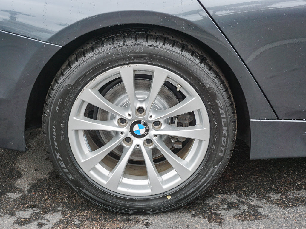 Used 2016 BMW 320i Sedan RWD image 9