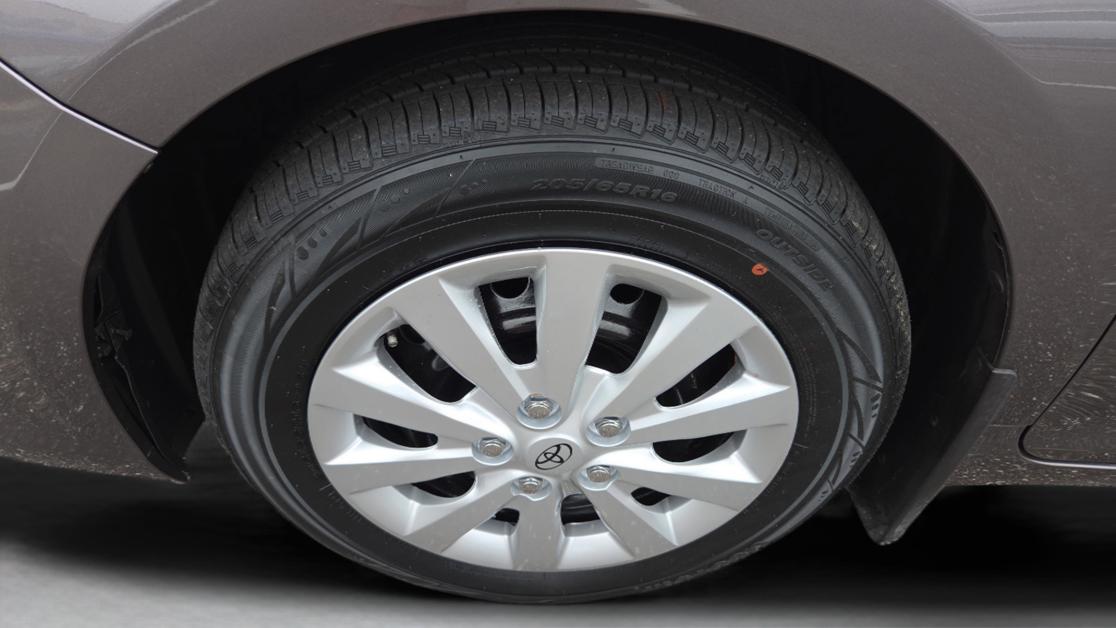 Used 2015 Toyota Camry LE image 10