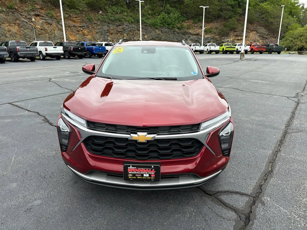 Used 2024 Chevrolet Trax LT w/ Driver Confidence Package FWD image 2