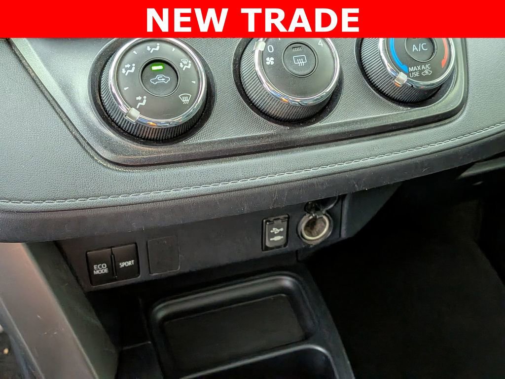 Used 2018 Toyota RAV4 LE FWD image 20