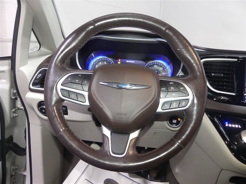Used 2020 Chrysler Pacifica Touring-L w/ Tire & Wheel Group FWD image 30