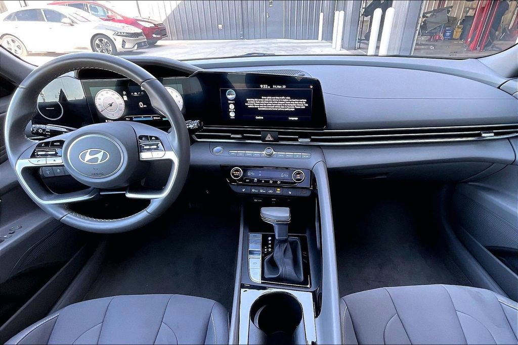 Used 2025 Hyundai Elantra SEL image 14