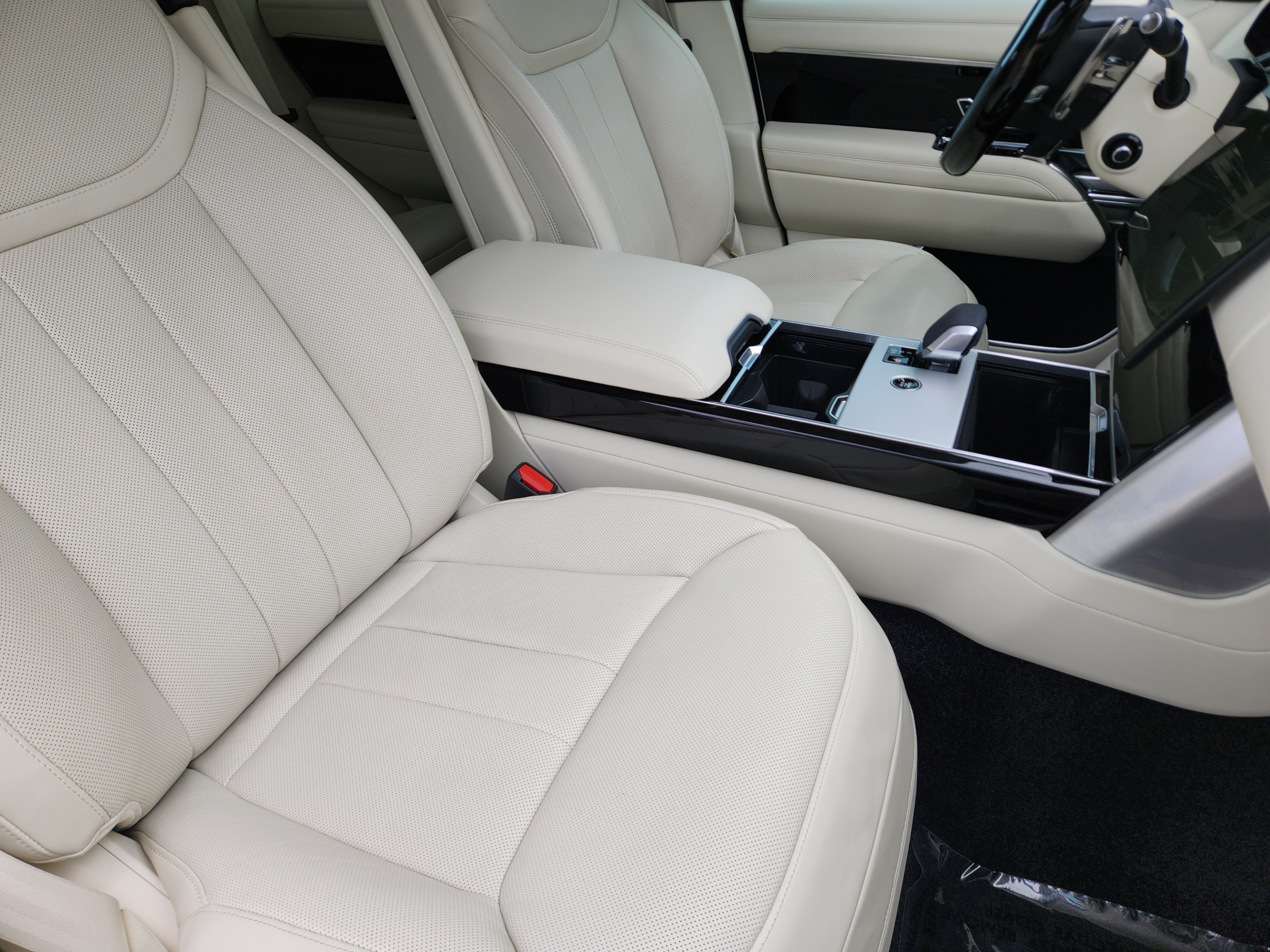 Certified 2025 Land Rover Range Rover SE AWD/4WD image 9