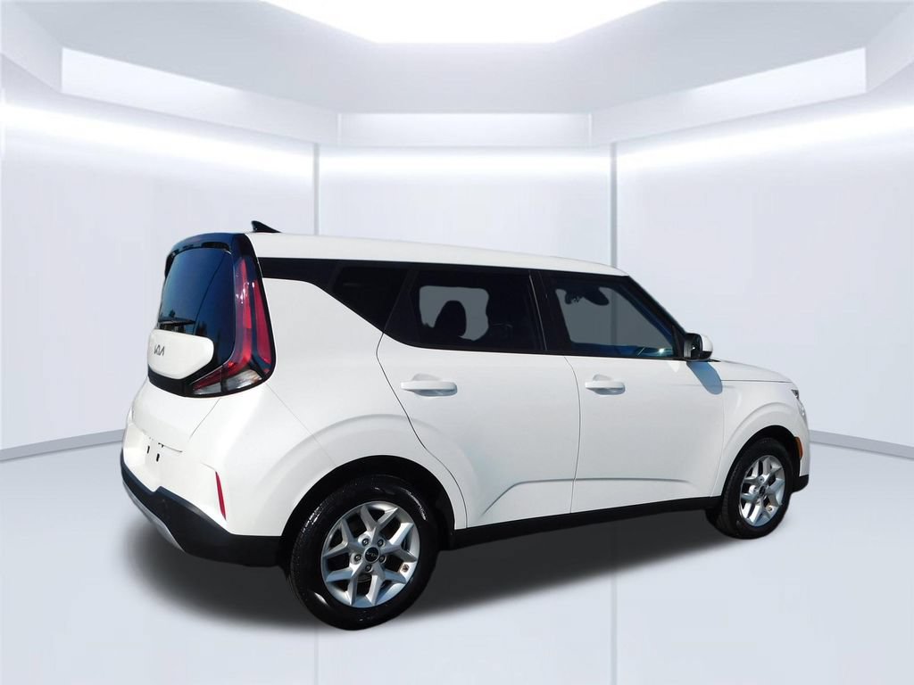 Used 2025 Kia Soul LX w/ LX Technology Package FWD image 3
