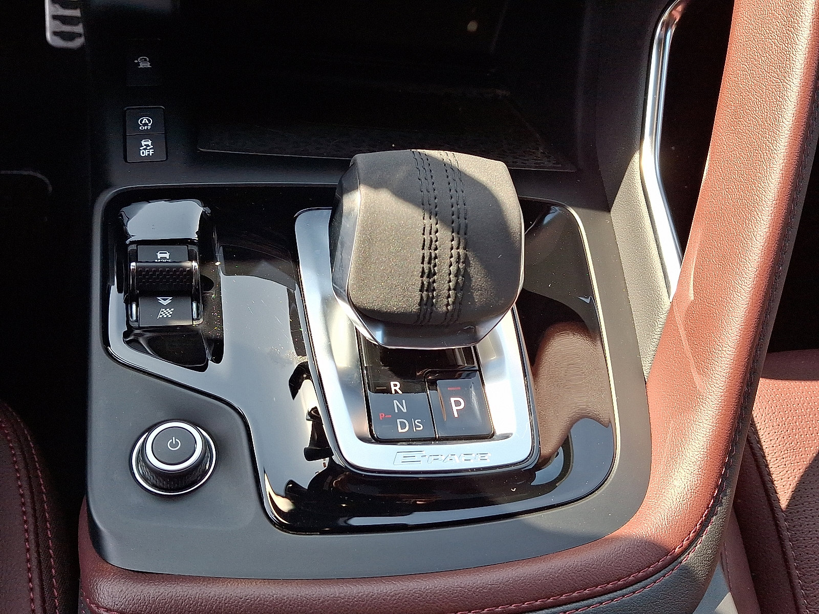 Certified 2024 Jaguar E-PACE R-Dynamic SE image 15