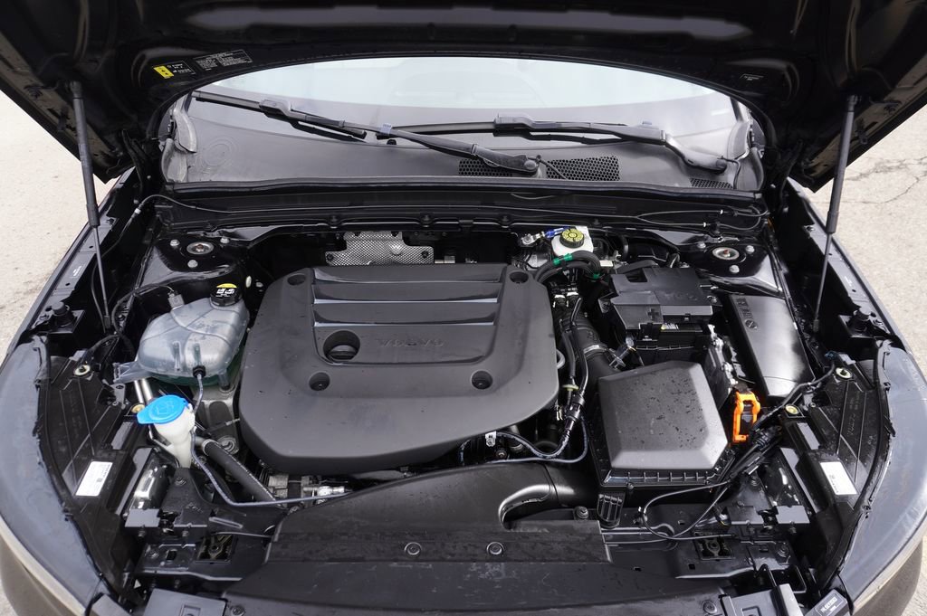 Used 2023 Volvo XC40 B5 Plus image 31