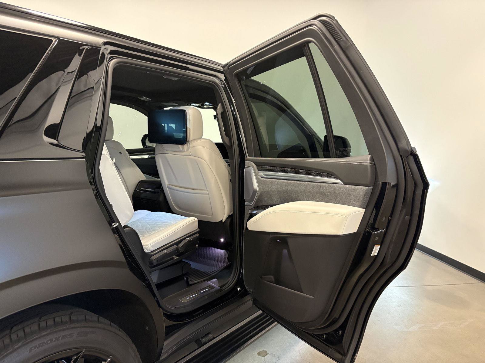 Used 2026 Cadillac Escalade V w/ LPO, ONYX Package AWD/4WD image 41