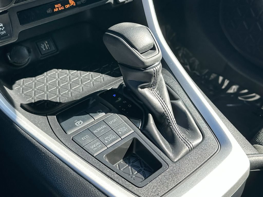 Used 2024 Toyota RAV4 LE image 17