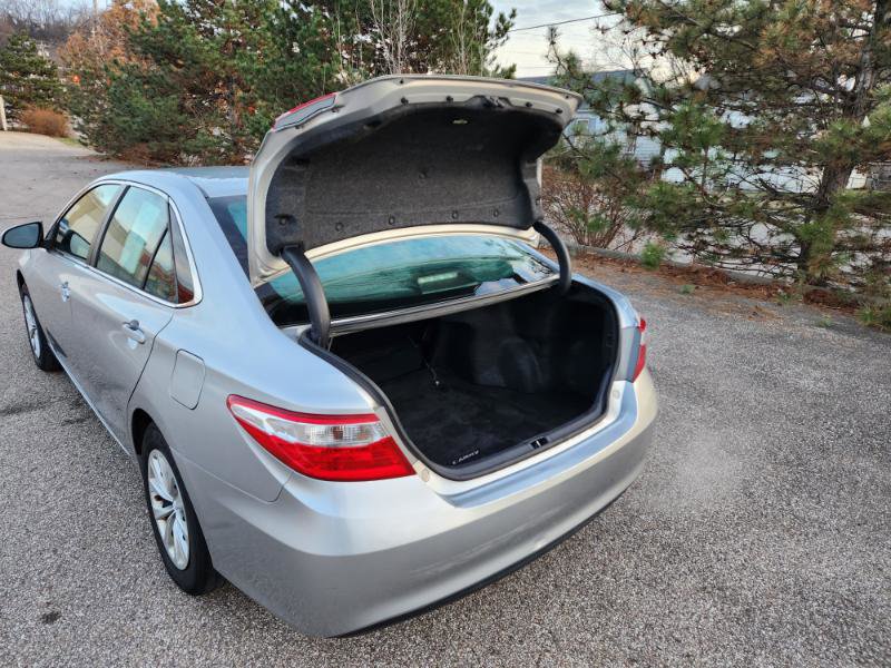 Used 2015 Toyota Camry LE image 28