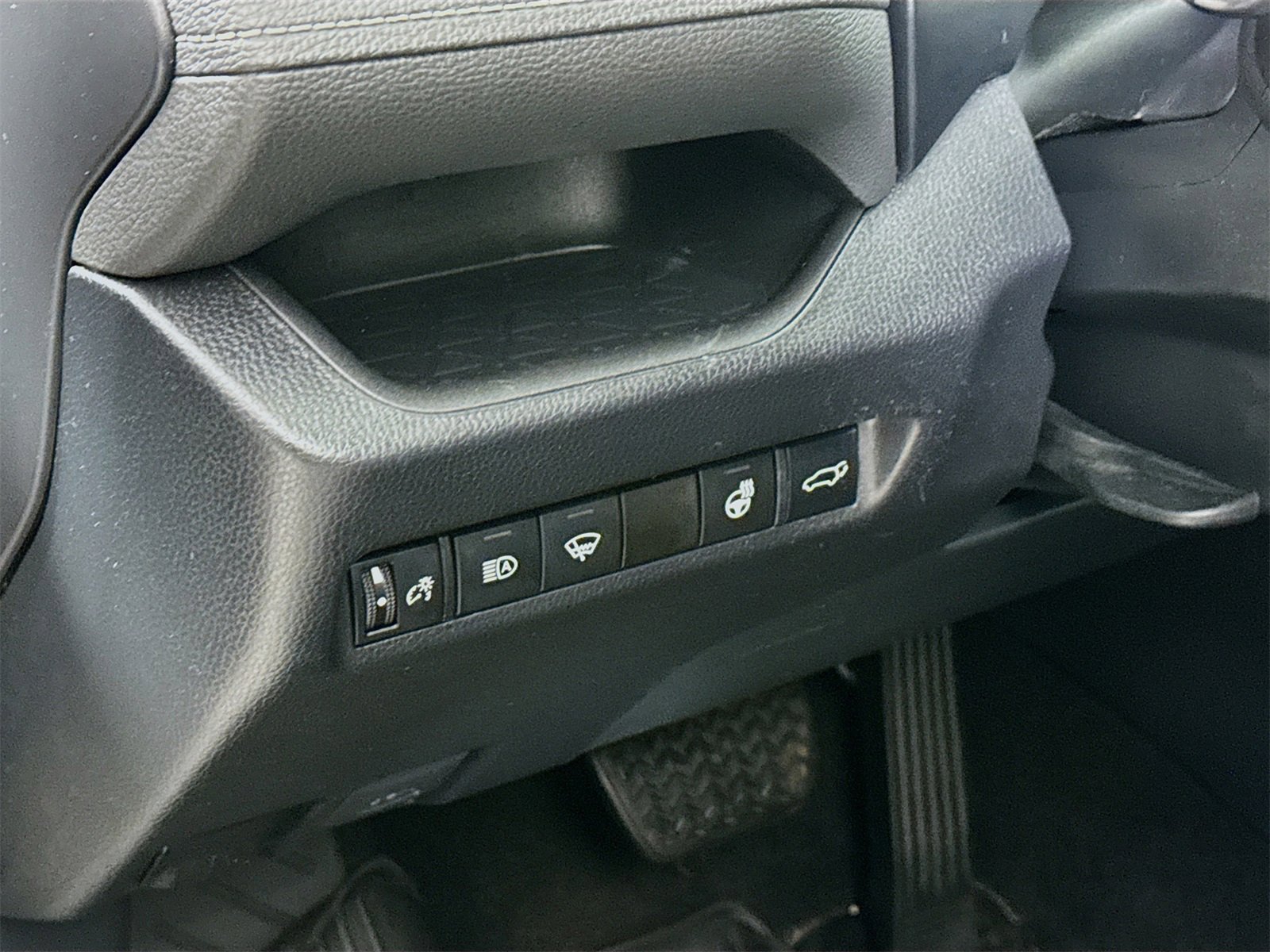 Used 2019 Toyota RAV4 XLE Premium image 8