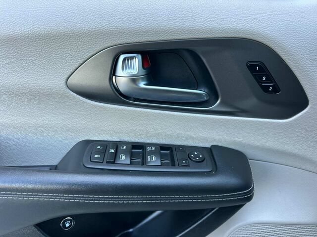 Used 2023 Chrysler Pacifica Touring-L FWD image 11