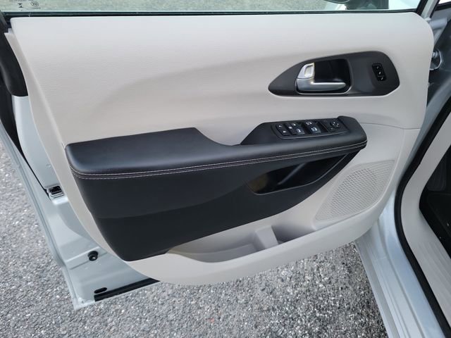 Used 2024 Chrysler Pacifica Touring-L image 19