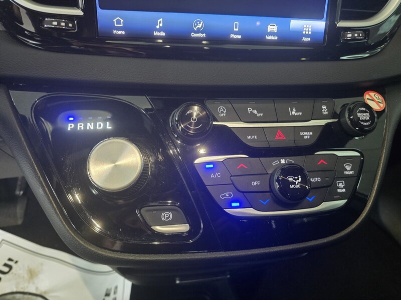 Used 2025 Chrysler Pacifica Select FWD image 28
