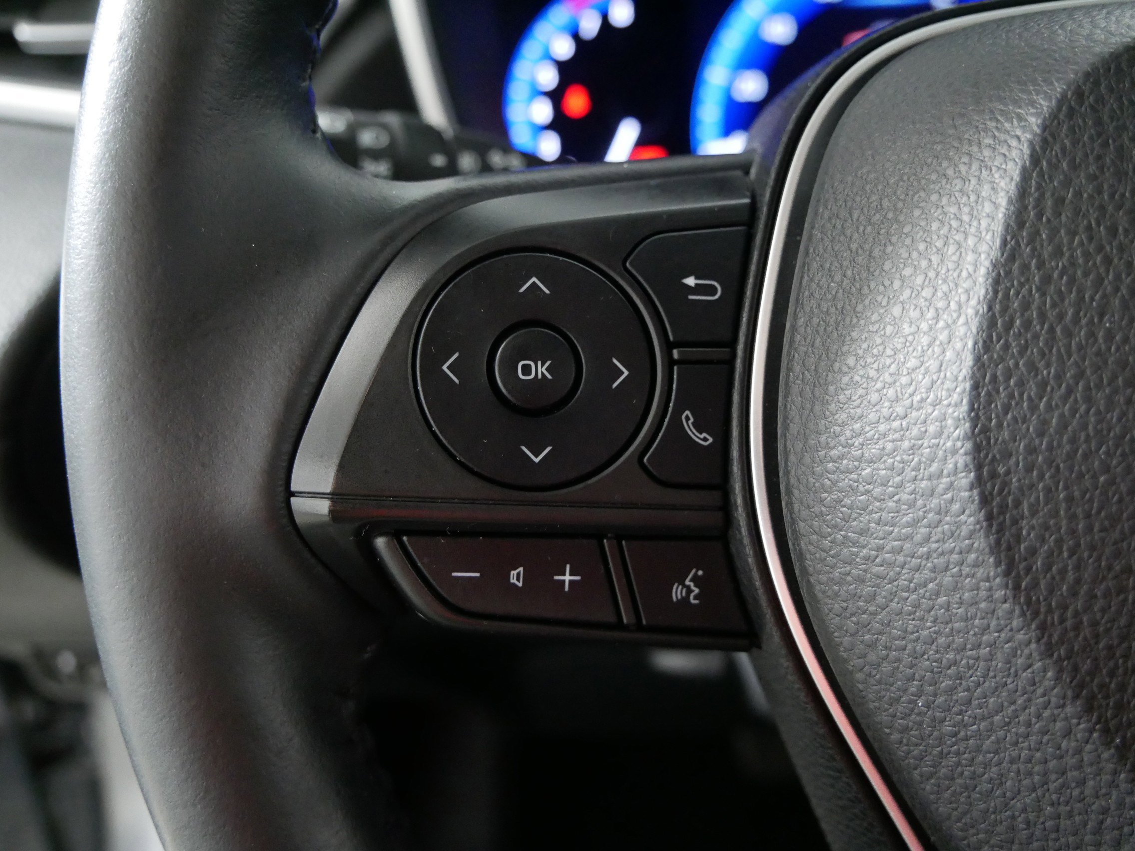 Used 2022 Toyota Corolla Cross XLE w/ Convenience Package image 27