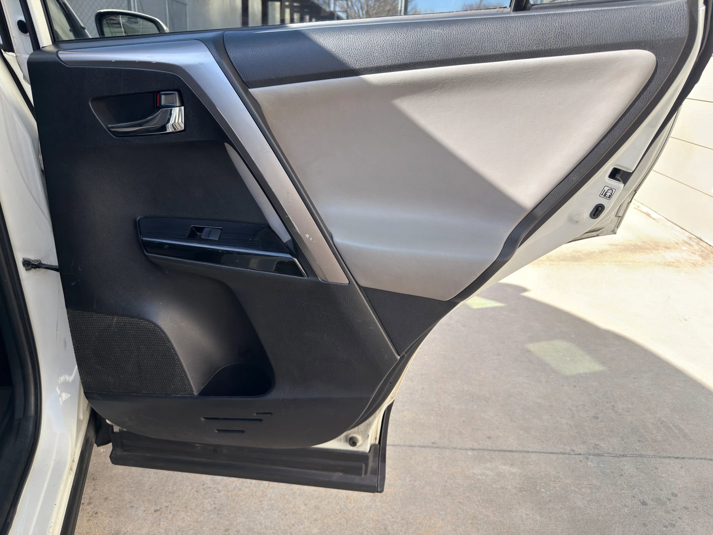 Used 2018 Toyota RAV4 Limited w/ Protection Package image 28