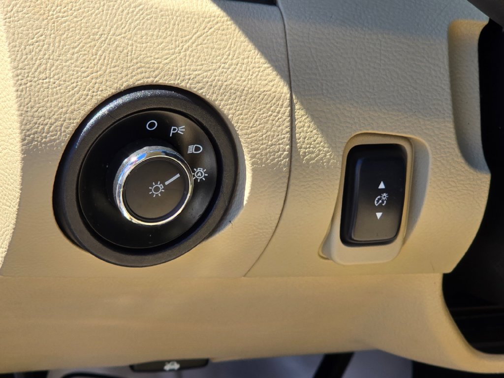 Used 2015 Ford Taurus SEL w/ Equipment Group 201A FWD image 8