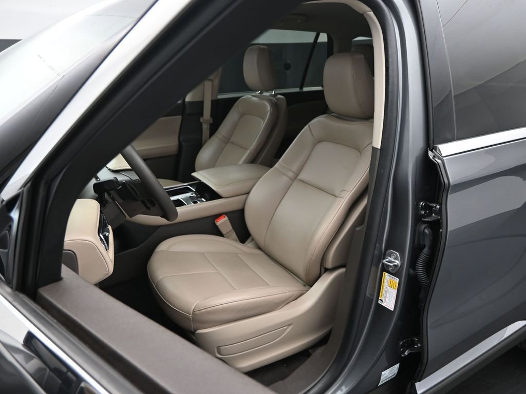 Used 2023 Lincoln Aviator Standard image 8