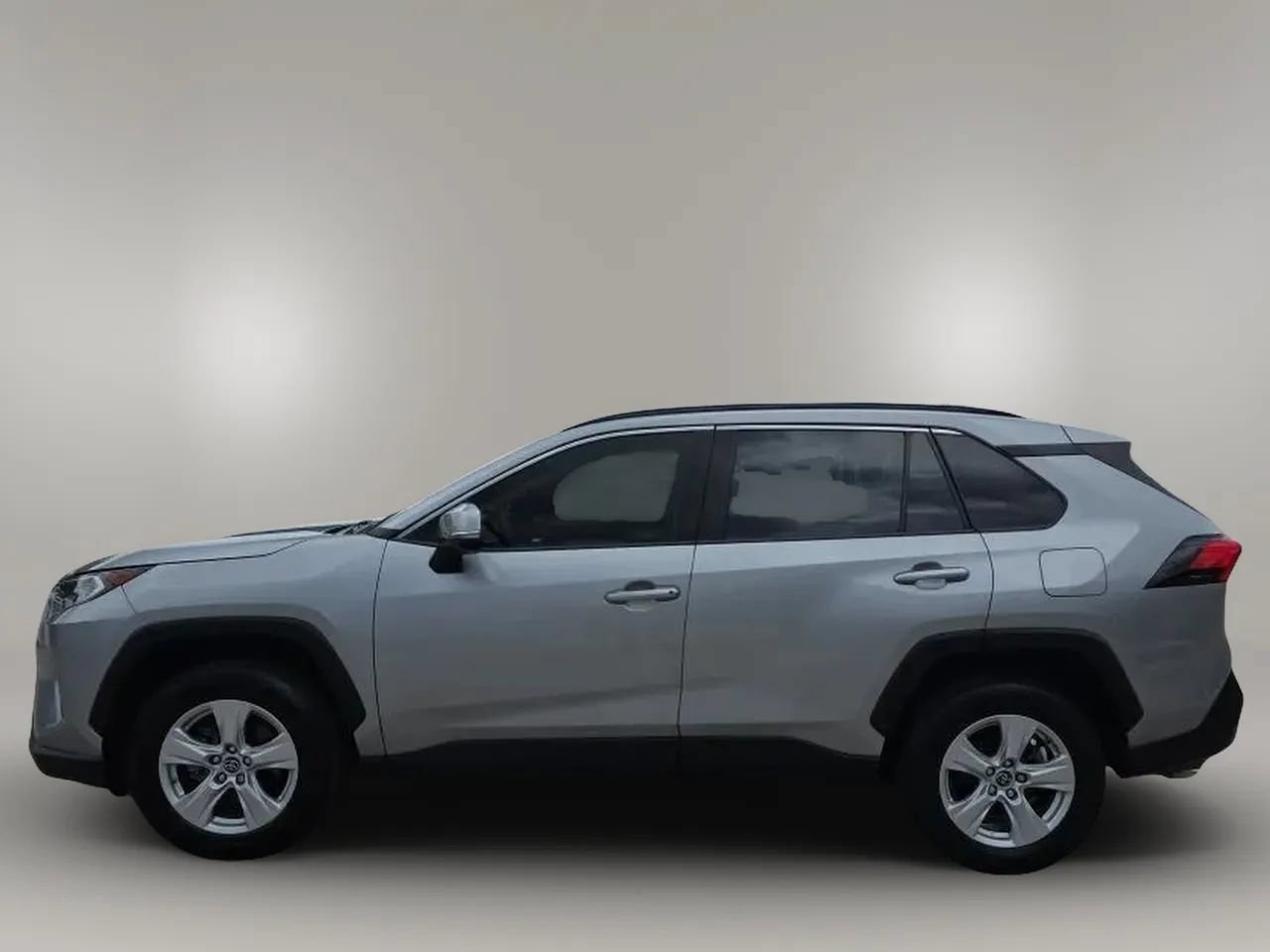 Used 2019 Toyota RAV4 XLE FWD image 5