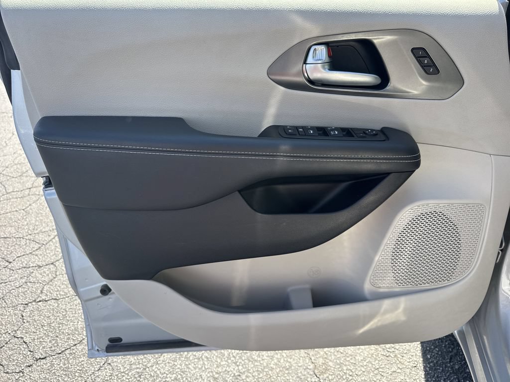 Used 2024 Chrysler Pacifica Touring-L FWD image 10