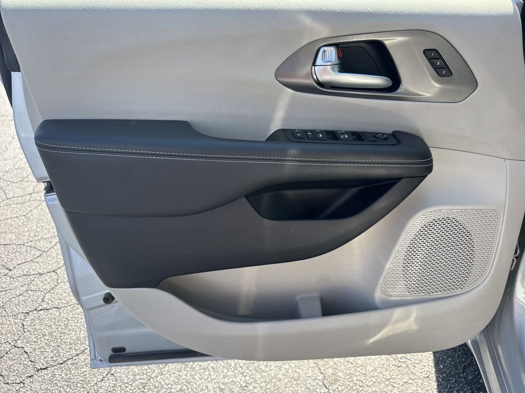 Used 2024 Chrysler Pacifica Touring-L image 10