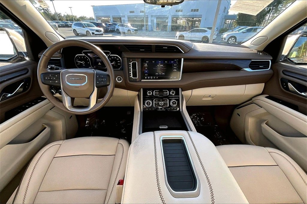 Used 2021 GMC Yukon Denali w/ Denali Premium Package image 3