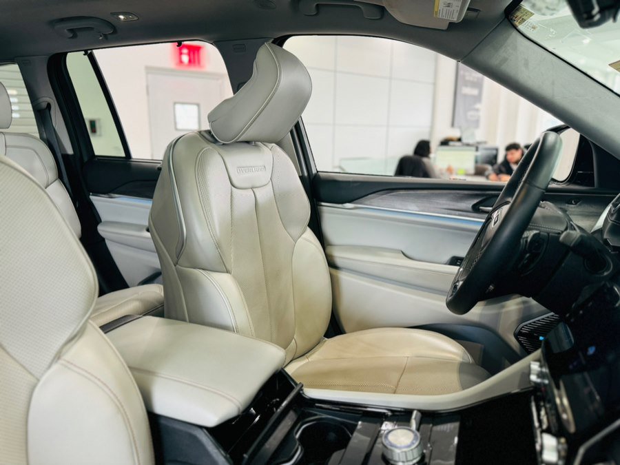 Used 2022 Jeep Grand Cherokee Overland w/ Adv Protech Group III image 22