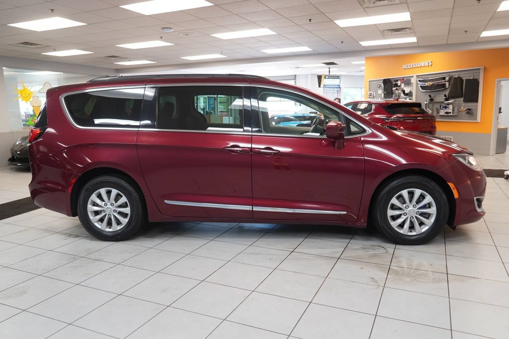 Used 2017 Chrysler Pacifica Touring-L FWD image 13