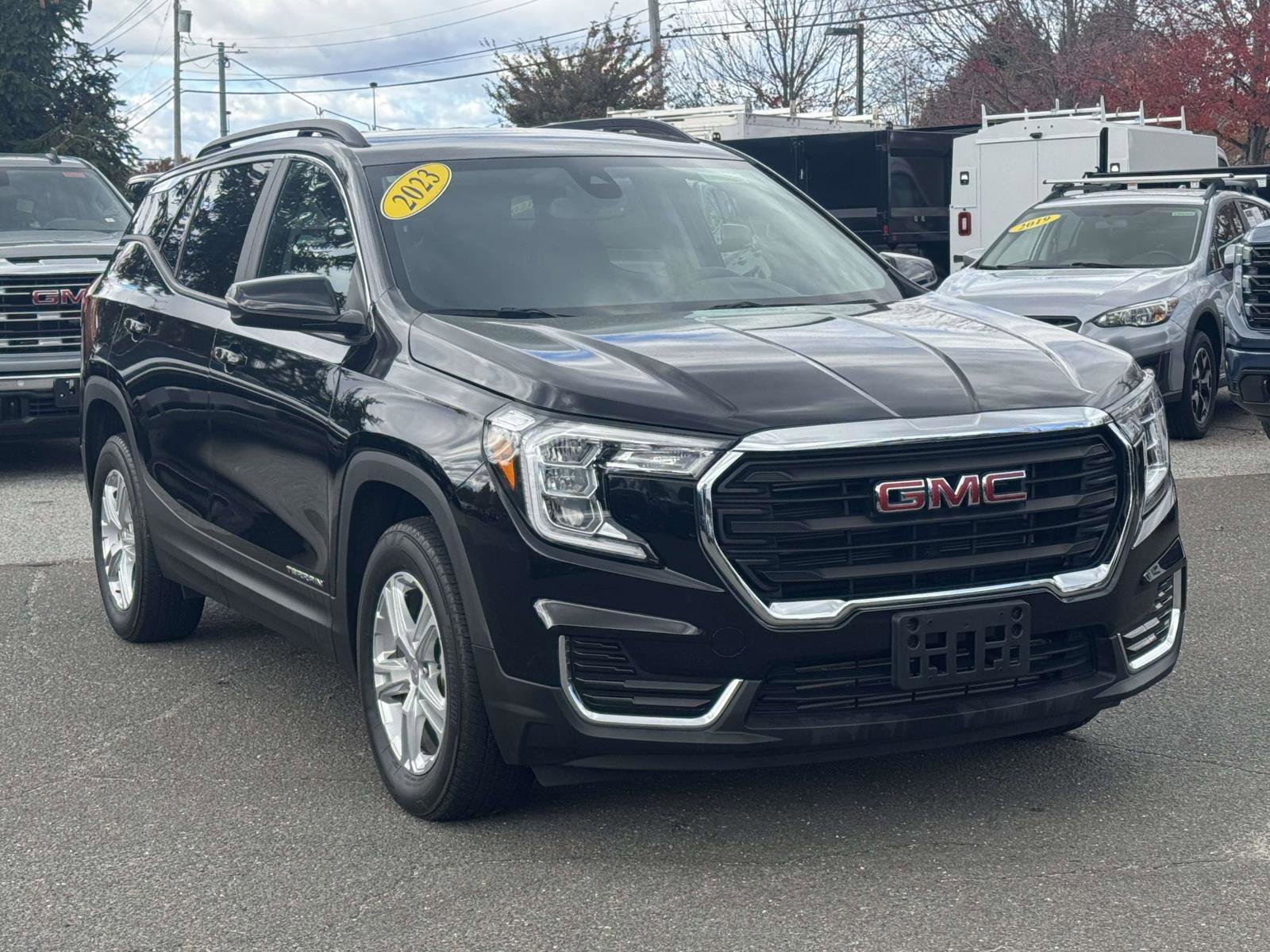 Used 2023 GMC Terrain SLE w/ Driver Convenience Package image 2